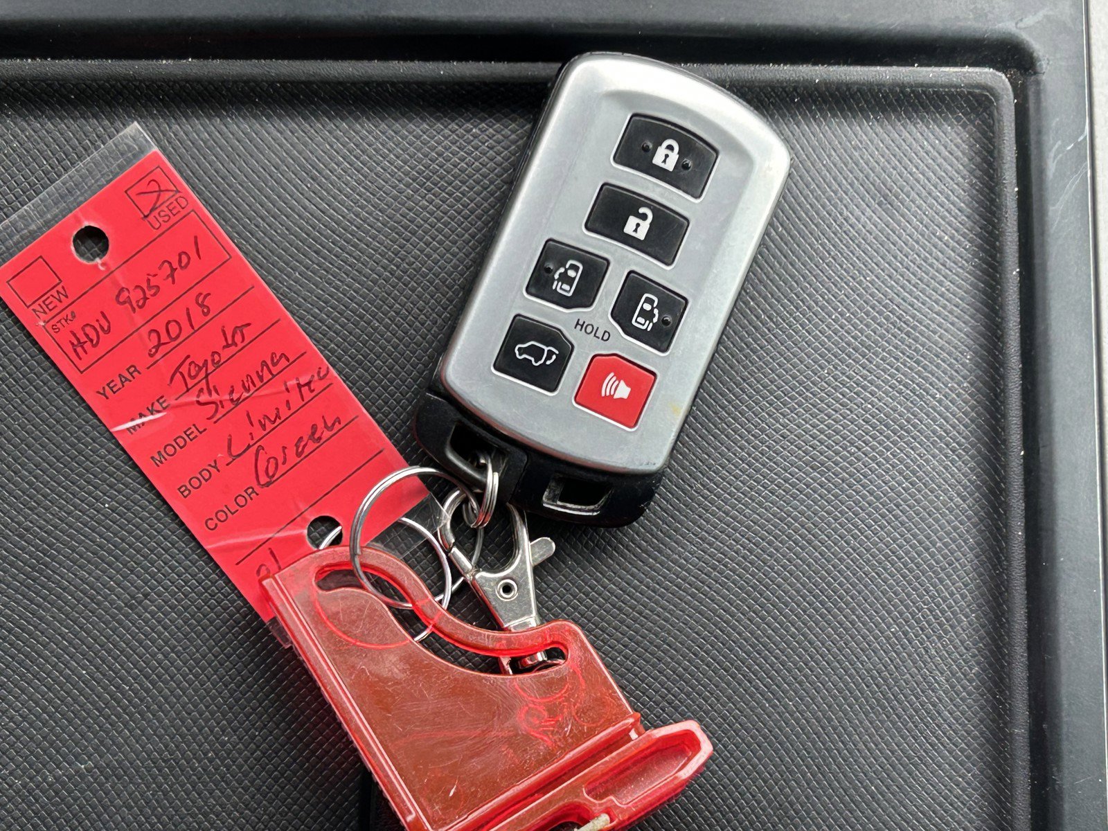 Used 2018 Toyota Sienna XLE w/ Carpet Mat Package image 39