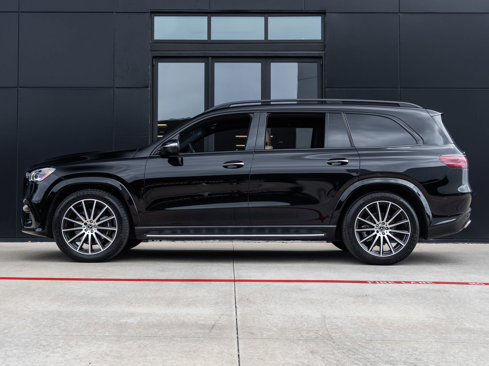 Used 2025 Mercedes-Benz GLS 580 4MATIC image 9