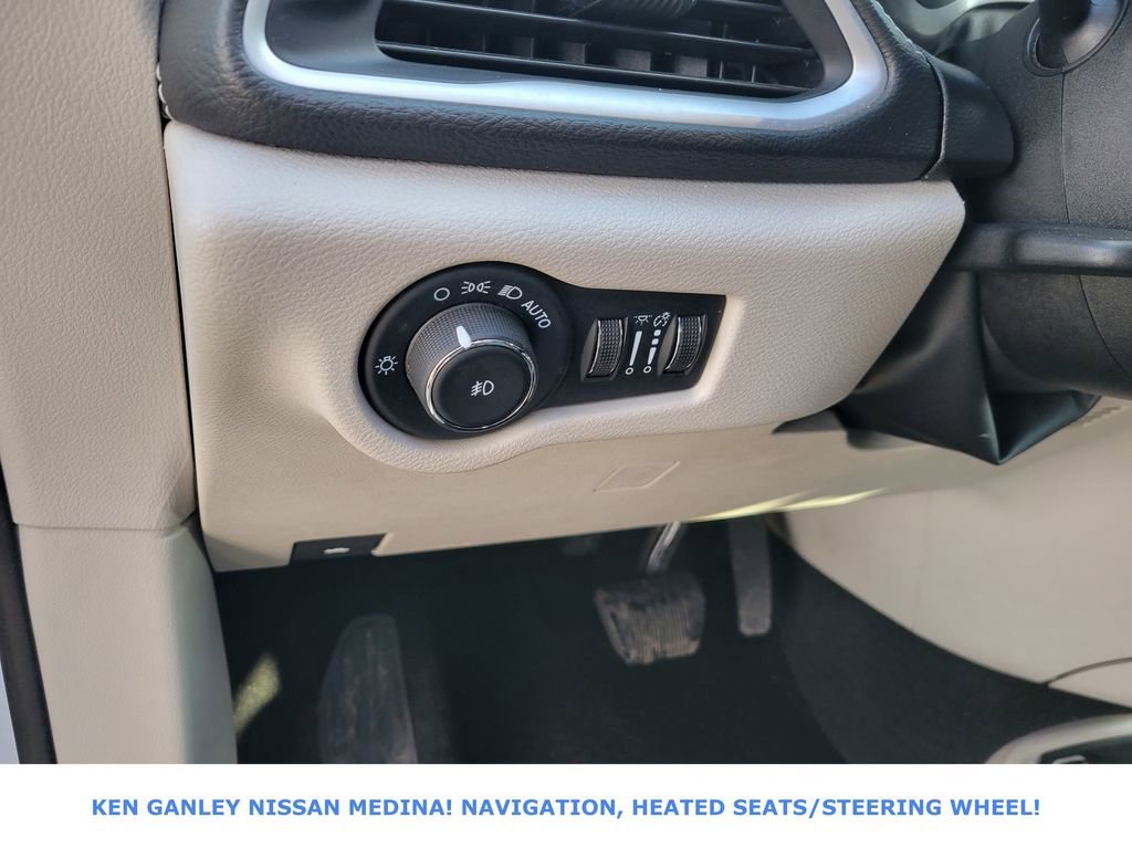 Used 2024 Chrysler Pacifica Select image 35