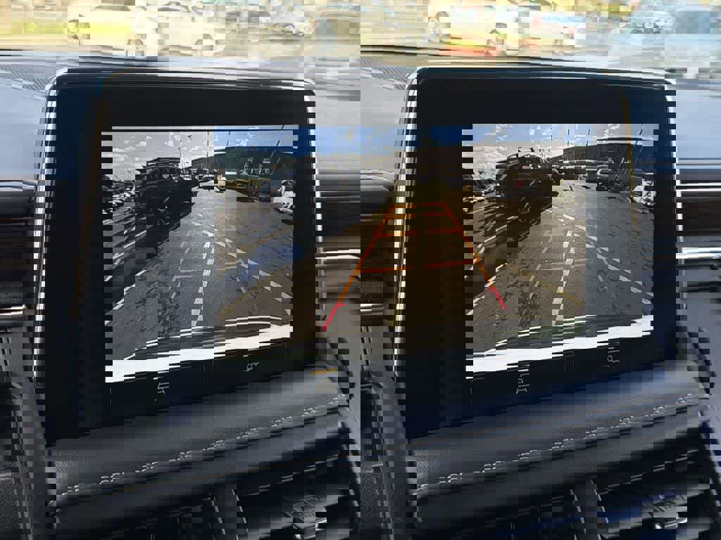 Used 2023 Chevrolet Suburban Premier image 18