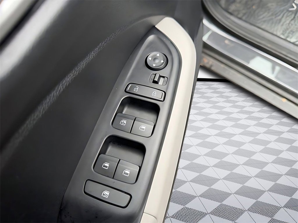 Certified 2025 Hyundai Venue SEL image 12