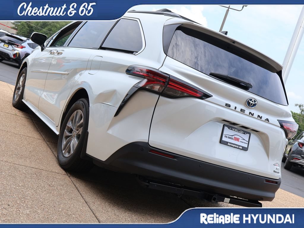 Used 2022 Toyota Sienna XLE w/ XLE Plus Package FWD image 4