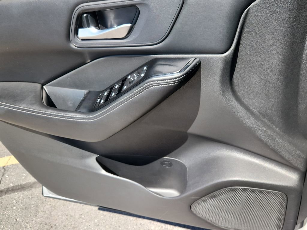 Used 2024 Nissan Rogue SV AWD/4WD image 9