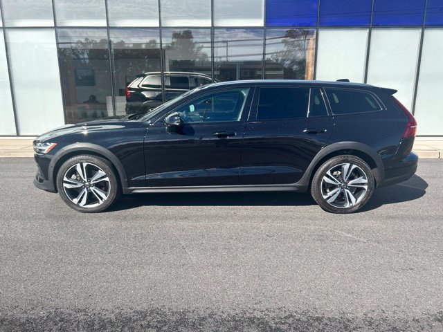 Used 2023 Volvo V60 B5 Cross Country Plus w/ Climate Package AWD/4WD image 2
