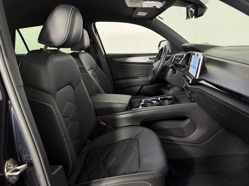 Used 2025 Volkswagen Atlas Cross Sport SE AWD/4WD image 31