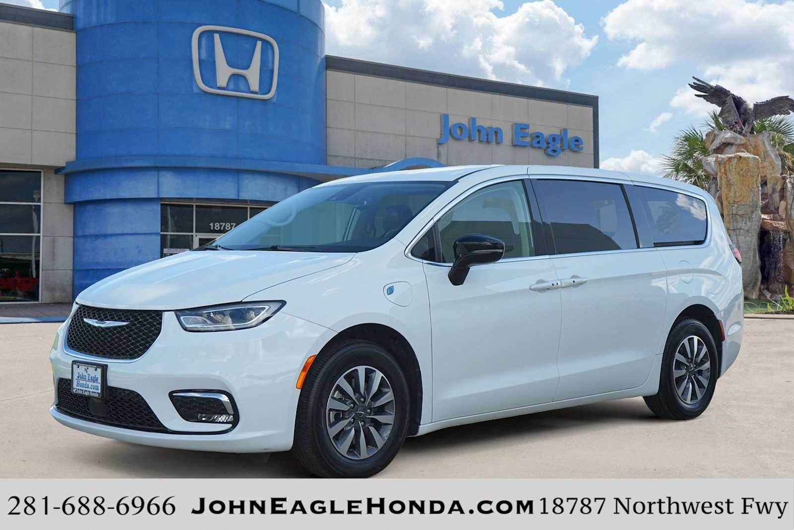 Used 2024 Chrysler Pacifica Limited FWD image 1