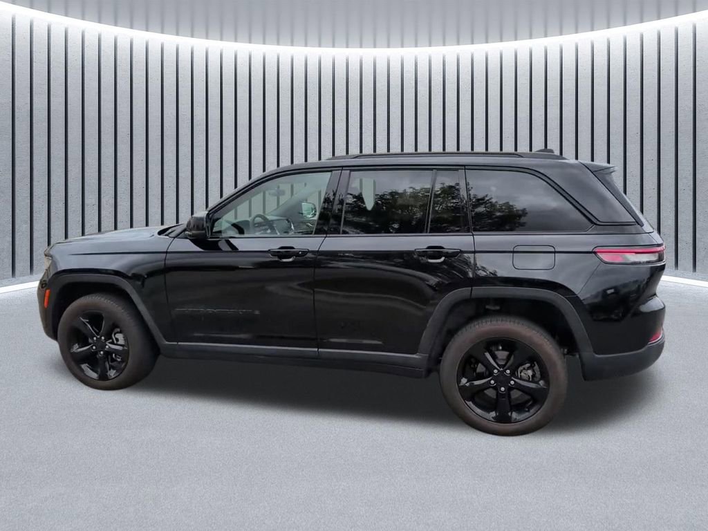 Used 2025 Jeep Grand Cherokee Limited w/ Black Appearance Package AWD/4WD image 12