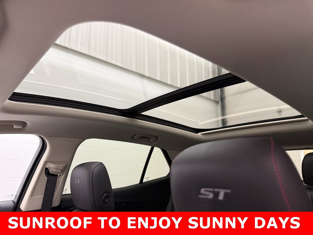 Used 2023 Buick Envision Essence w/ Sport Touring Package image 4