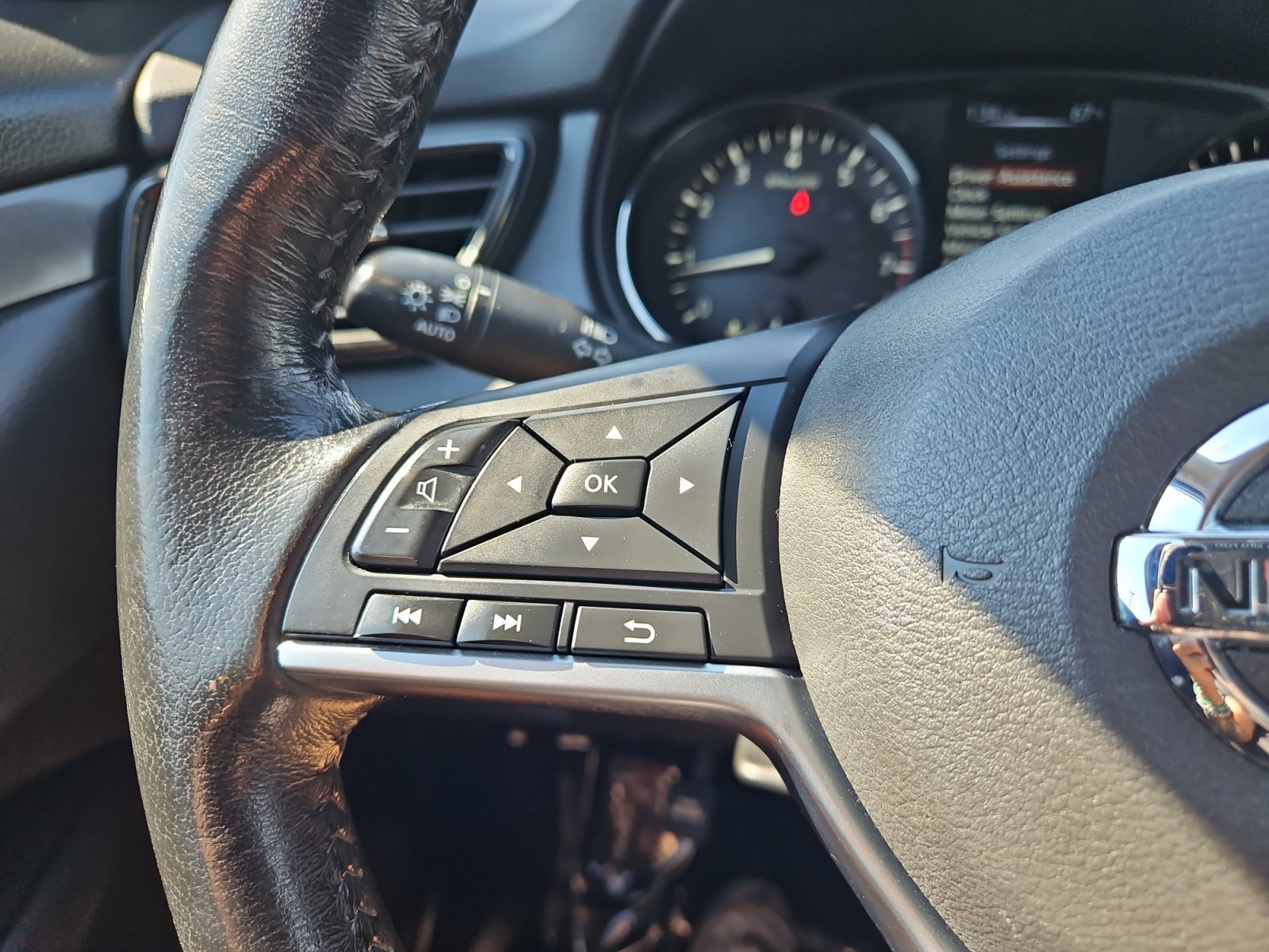 Used 2017 Nissan Rogue SV FWD image 24