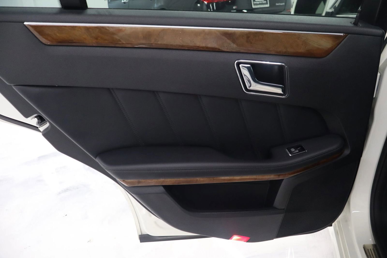 Used 2010 Mercedes-Benz E 350 E 350 4MATIC Sedan 4D image 17