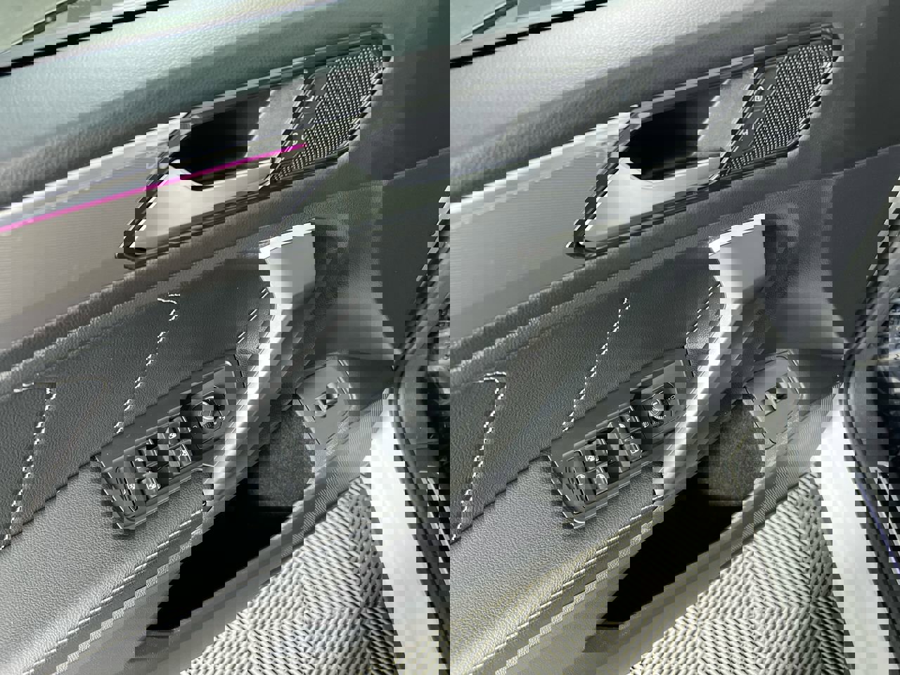 Used 2022 Volkswagen Tiguan SE R-Line image 14