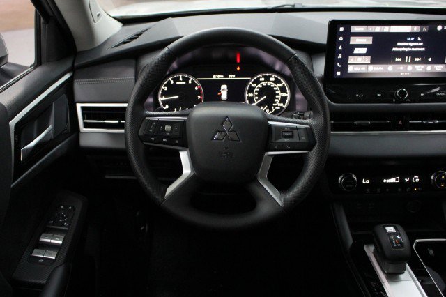 New 2026 Mitsubishi Outlander ES image 21