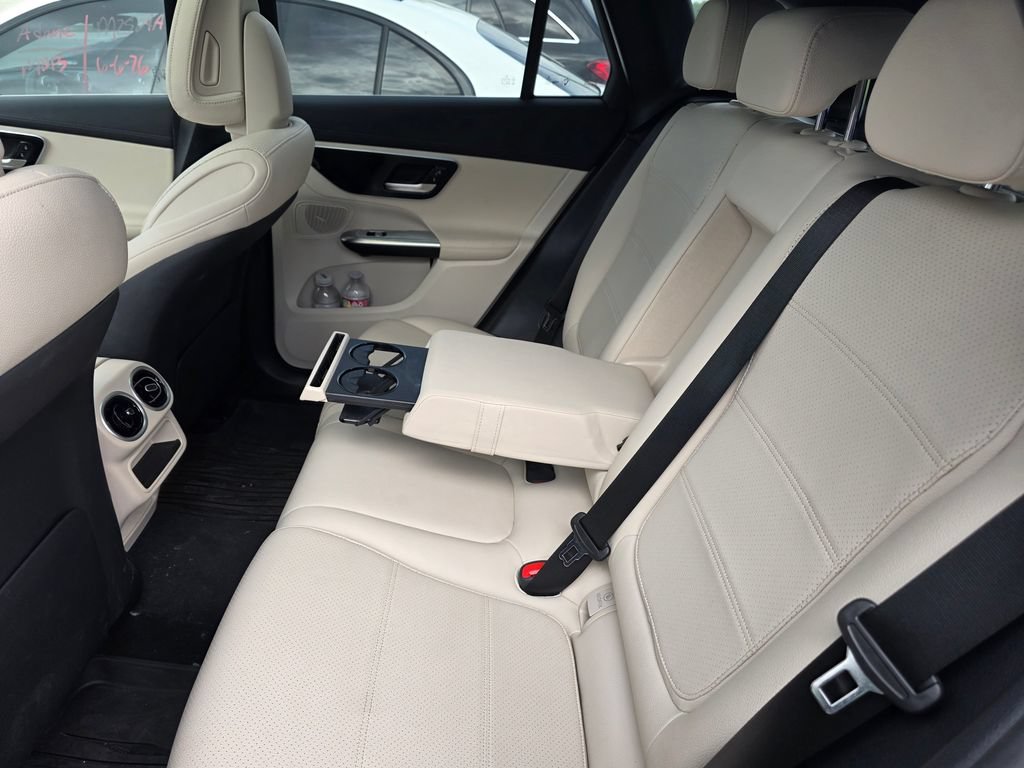 Used 2024 Mercedes-Benz GLC 300 4MATIC image 11