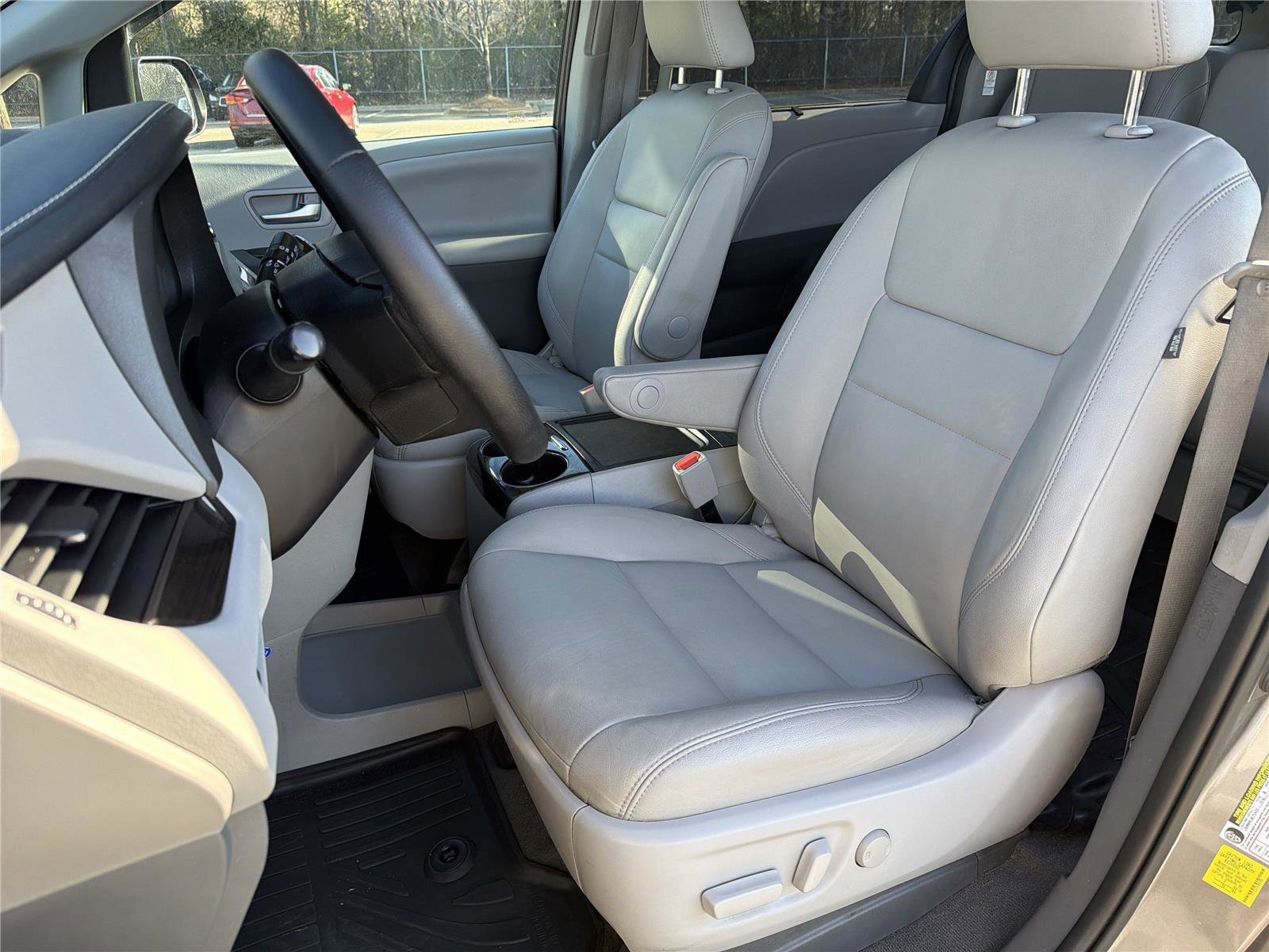 Used 2020 Toyota Sienna XLE FWD image 23