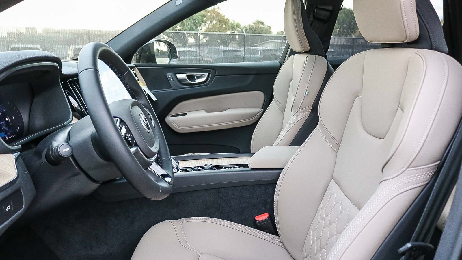 New 2026 Volvo XC60 B5 Plus w/ Protection Package Premier AWD/4WD image 18