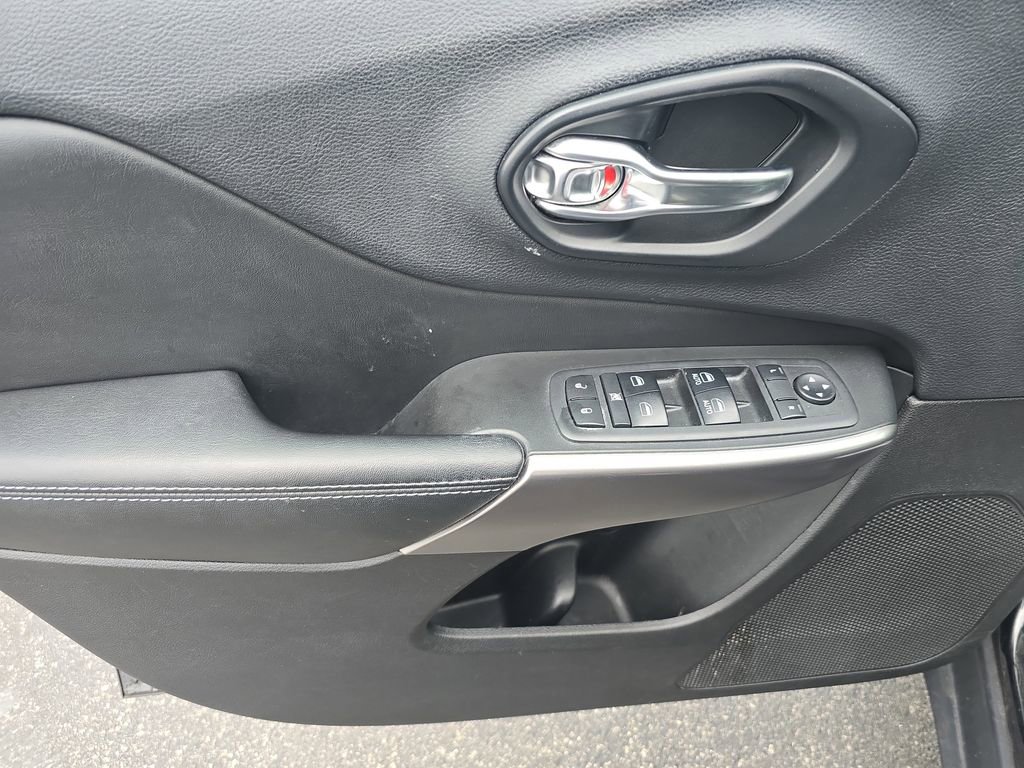 Used 2019 Jeep Cherokee Latitude Plus image 15