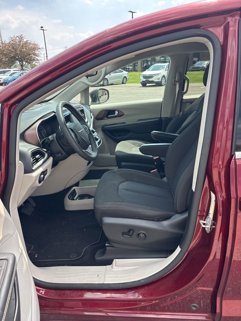 Used 2023 Chrysler Voyager LX FWD image 10
