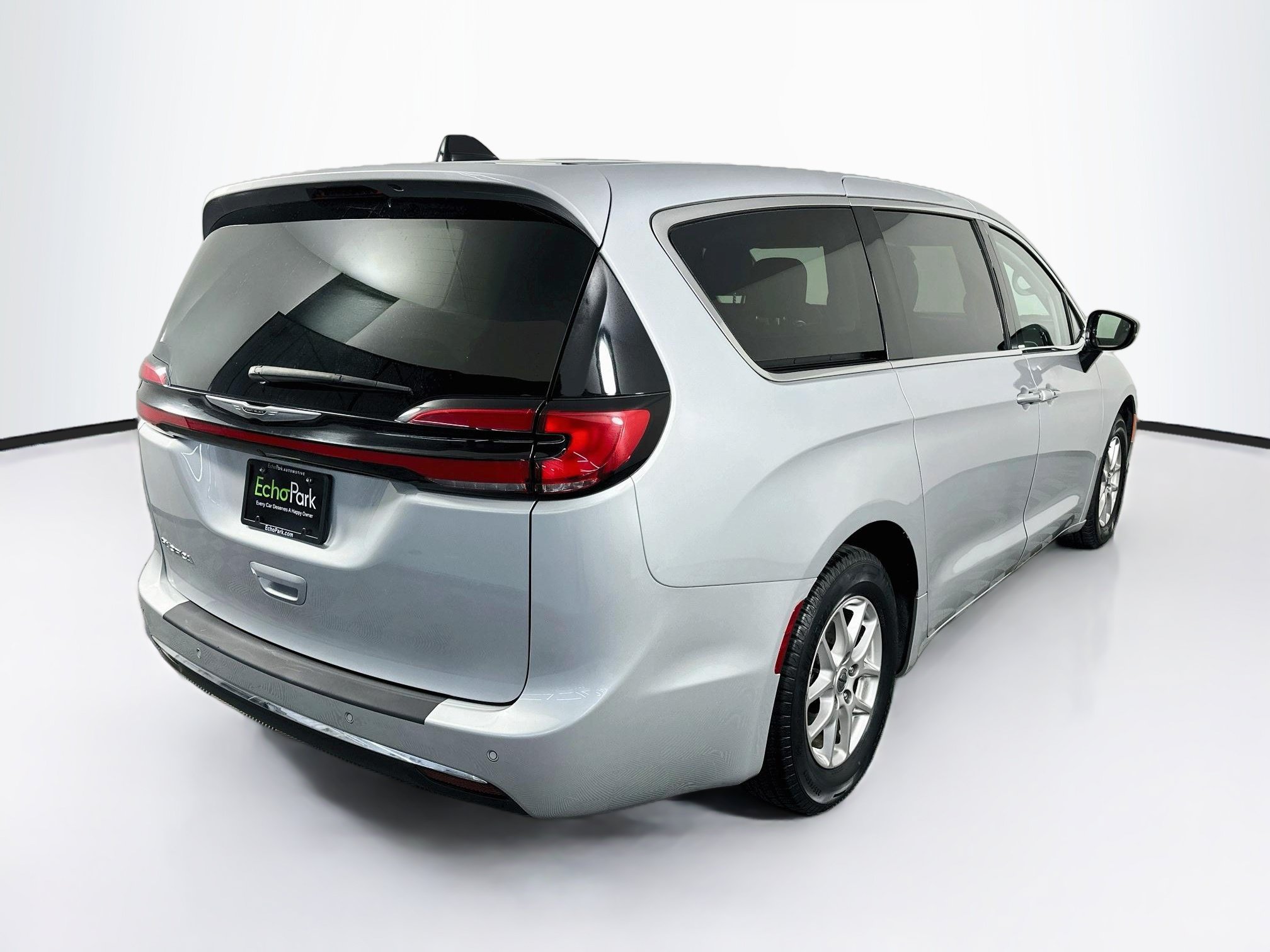 Used 2024 Chrysler Pacifica Touring-L FWD image 9