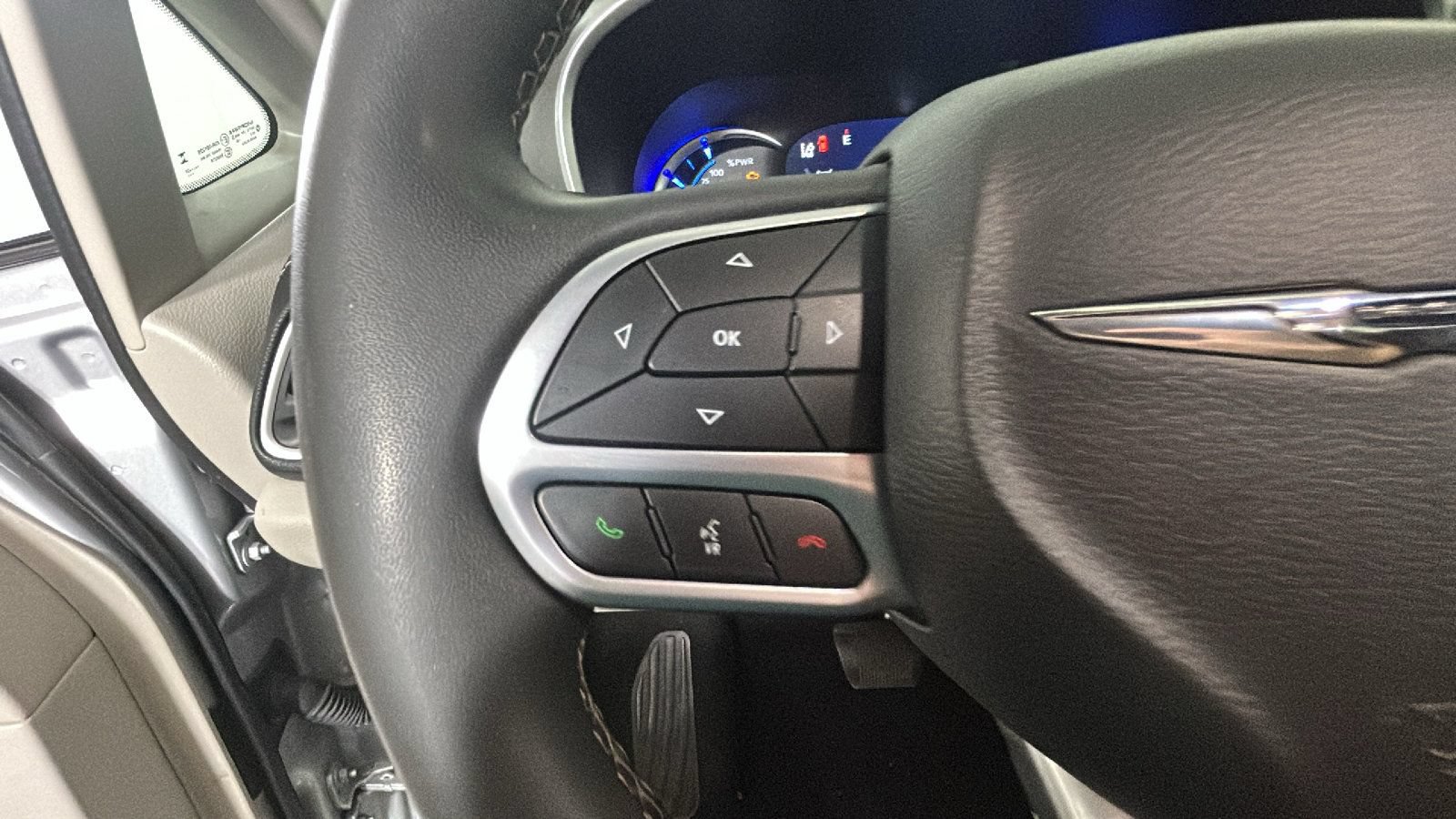 Used 2024 Chrysler Pacifica Limited FWD image 17