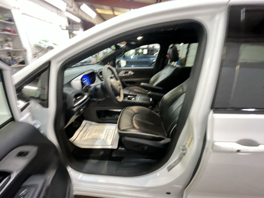 Used 2025 Chrysler Pacifica Limited image 11