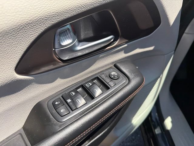 Used 2019 Chrysler Pacifica Touring-L FWD image 11