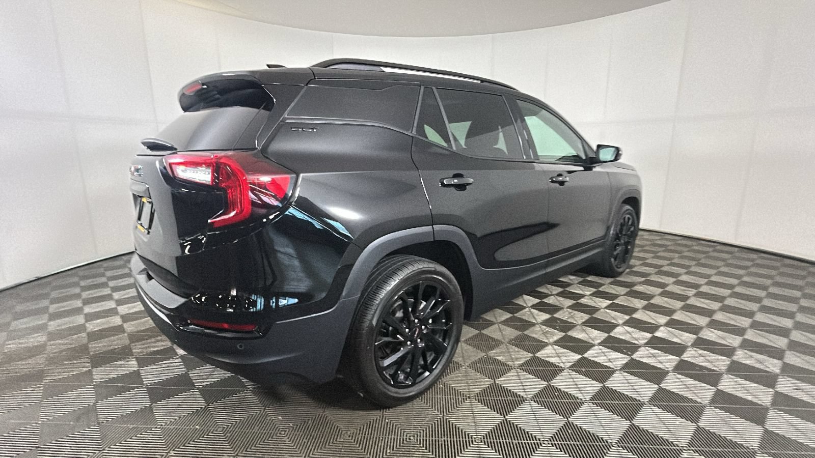 Used 2024 GMC Terrain SLT w/ Elevation Edition FWD image 3