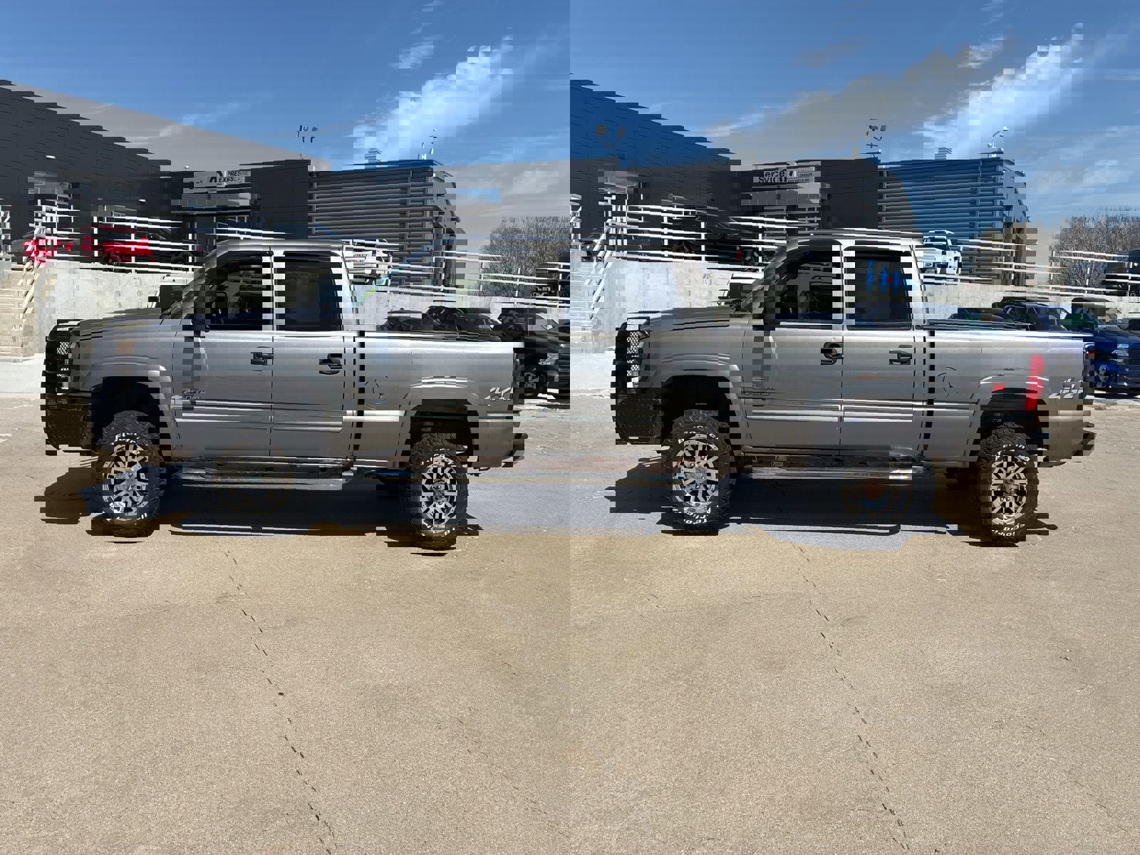 Used 2006 Chevrolet Silverado 2500 LT w/ Heavy-Duty Power Package image 2