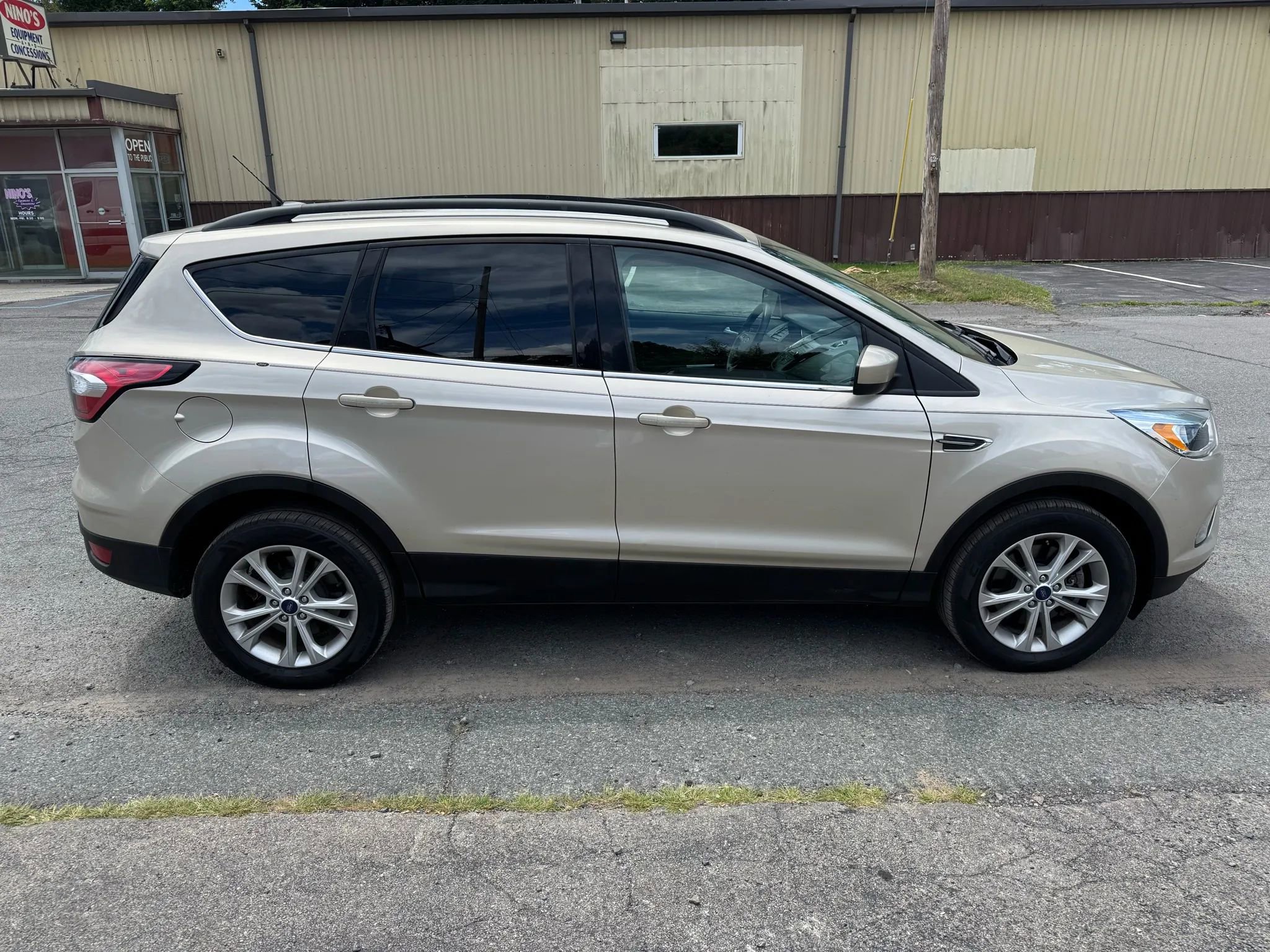 Used 2018 Ford Escape SE image 4