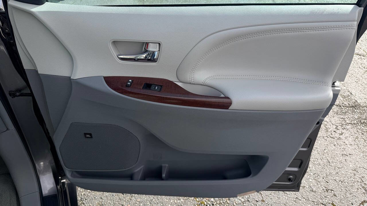 Used 2012 Toyota Sienna Limited w/ Premium Pkg image 45