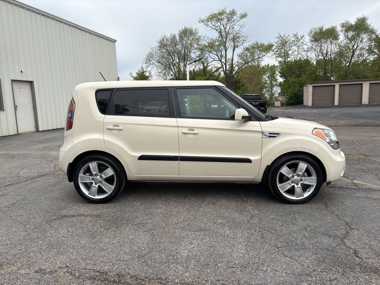 Used 2011 Kia Soul ! FWD image 6