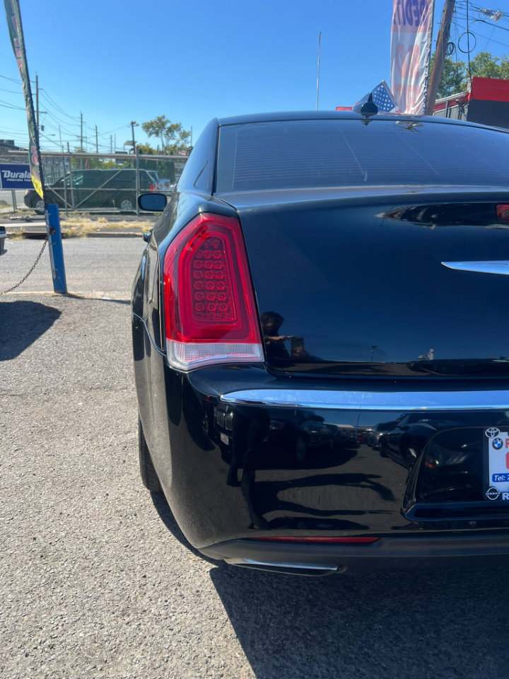 Used 2017 Chrysler 300 Limited image 7