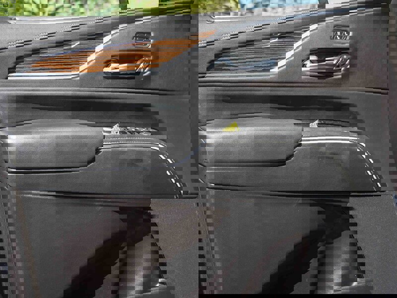 Used 2024 Cadillac Escalade ESV Premium Luxury image 25