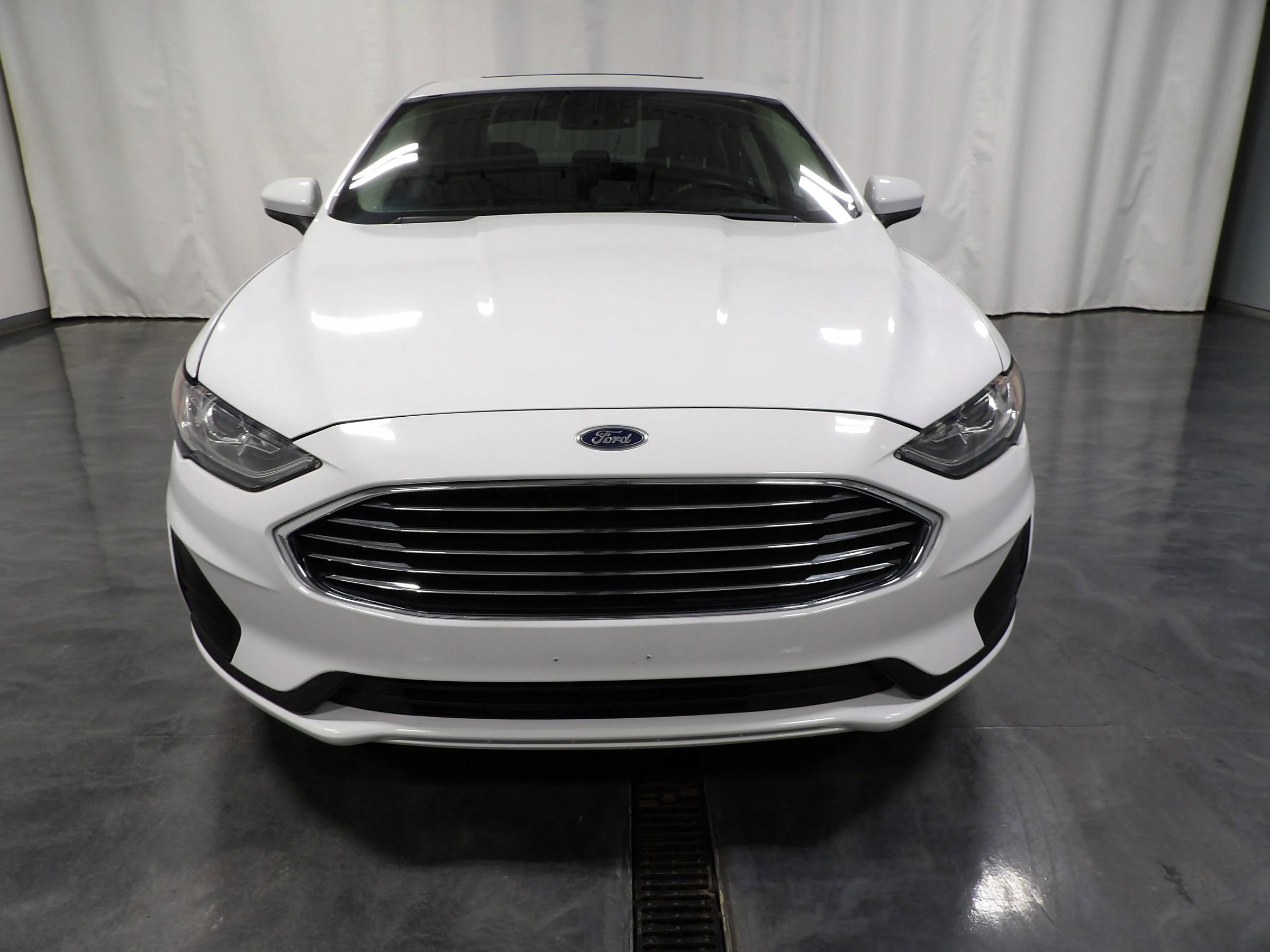 Used 2020 Ford Fusion SE image 2