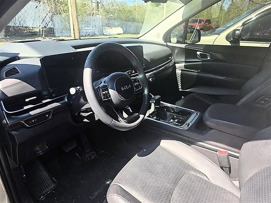 Used 2025 Kia Carnival SX Prestige image 2