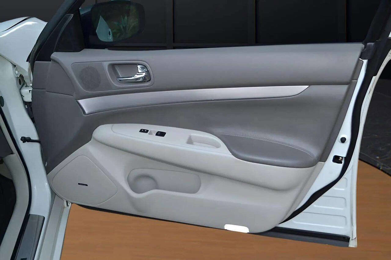 Used 2013 INFINITI G37 Journey w/ Premium Pkg image 30