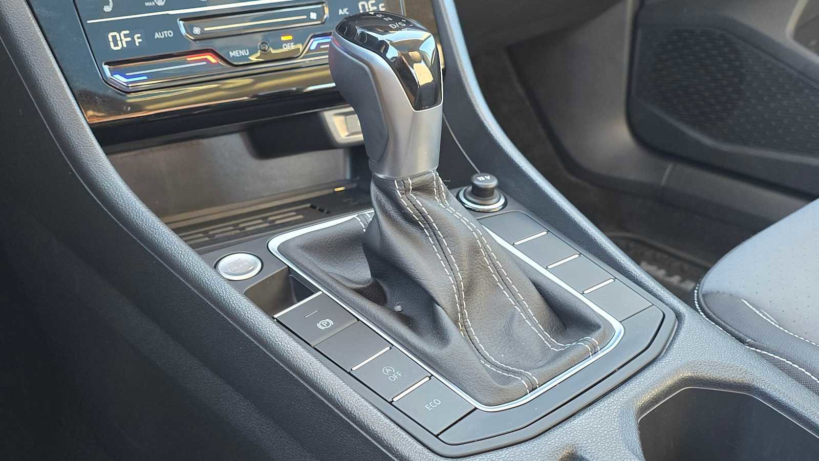 Used 2025 Volkswagen Jetta SE image 36