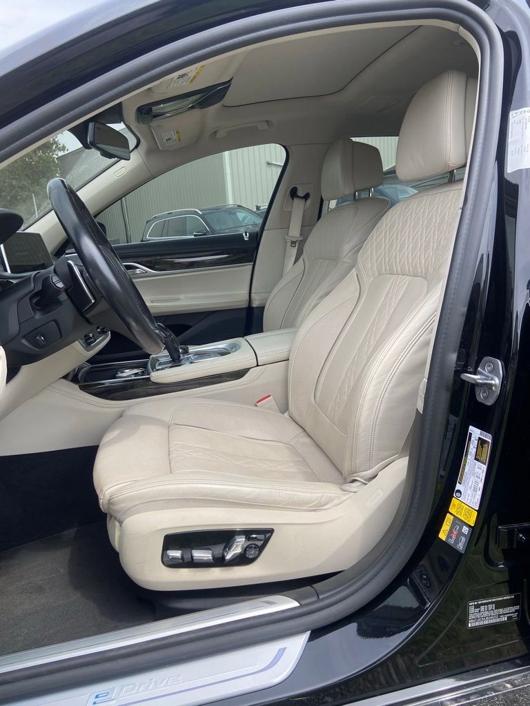 Used 2018 BMW 740e xDrive AWD/4WD image 11