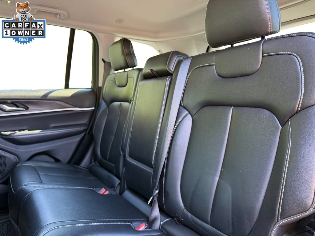 Used 2023 Jeep Grand Cherokee Limited w/ Black Appearance Package AWD/4WD image 14