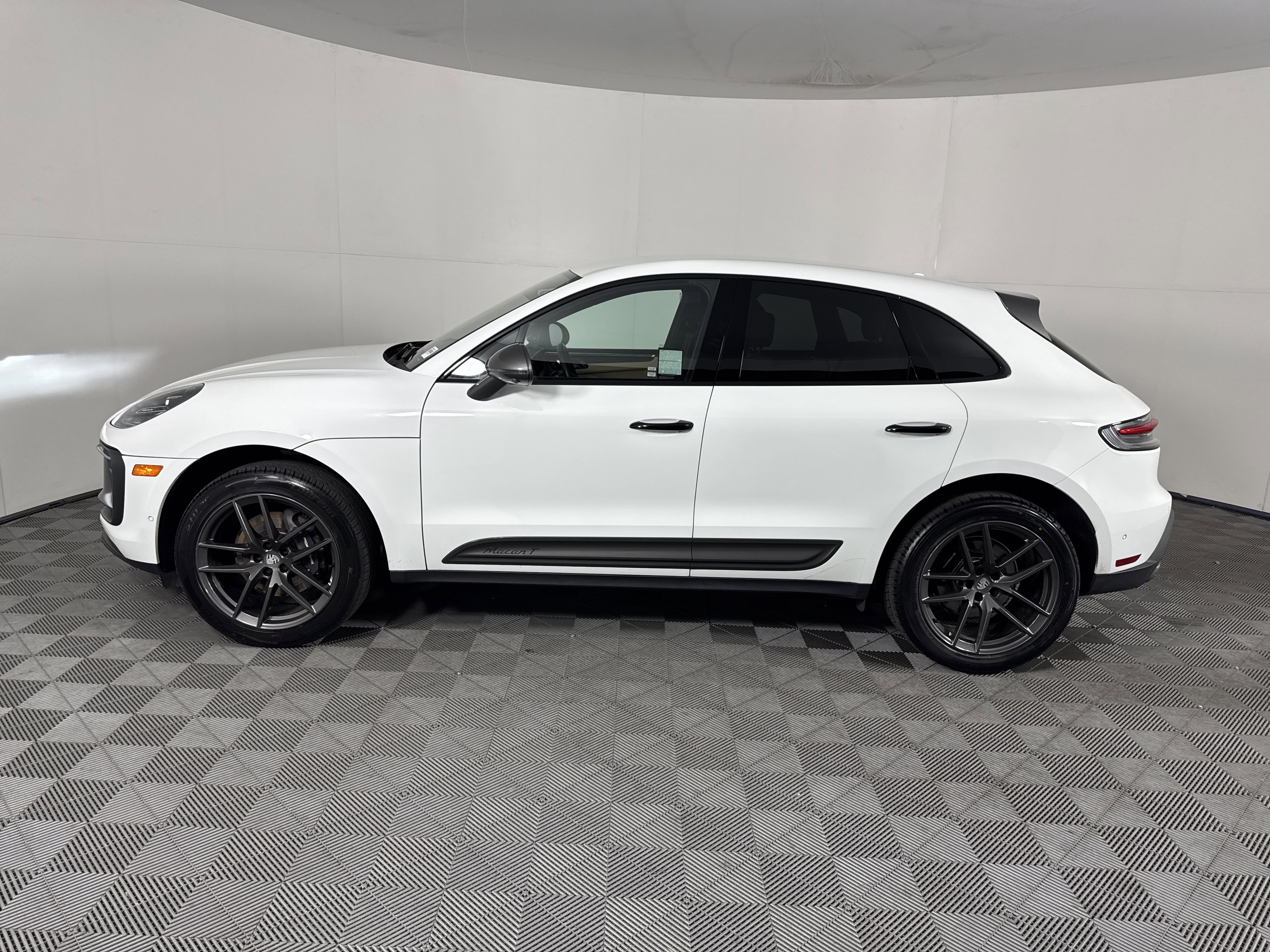 Used 2023 Porsche Macan Turbo image 8
