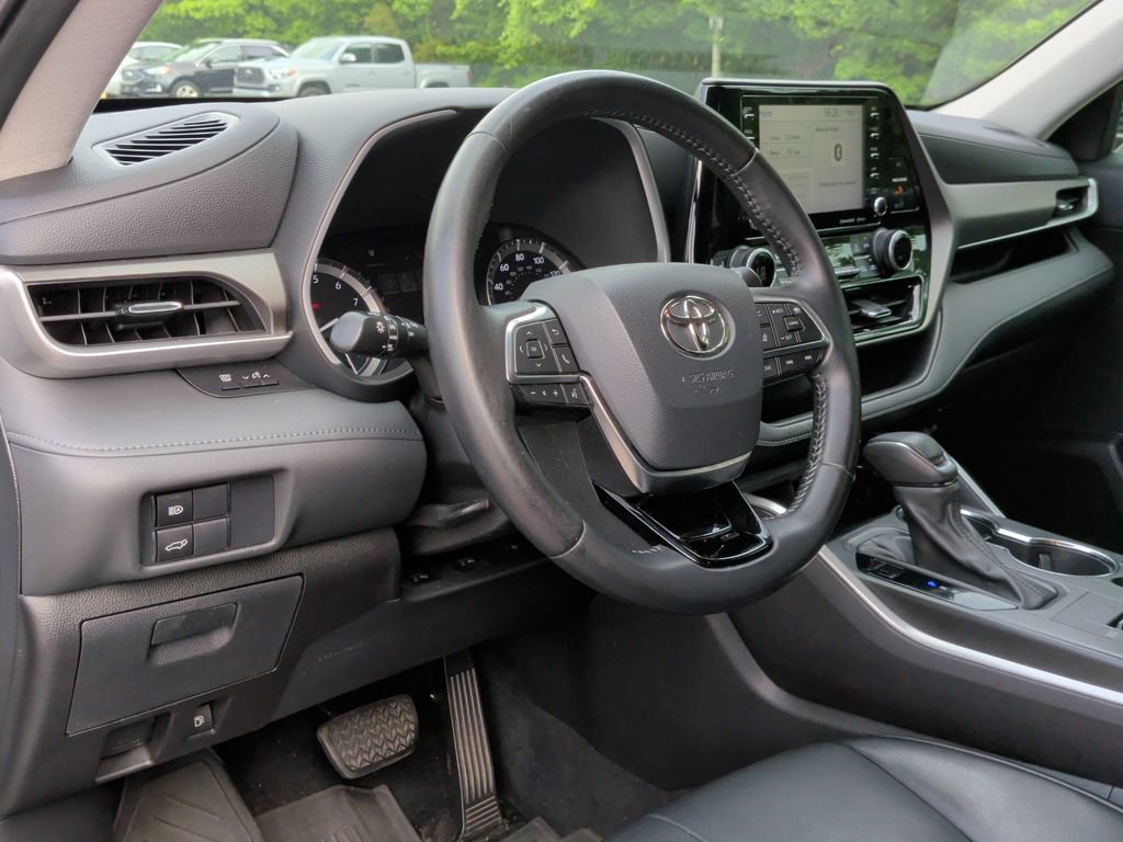 Used 2021 Toyota Highlander XLE FWD image 12