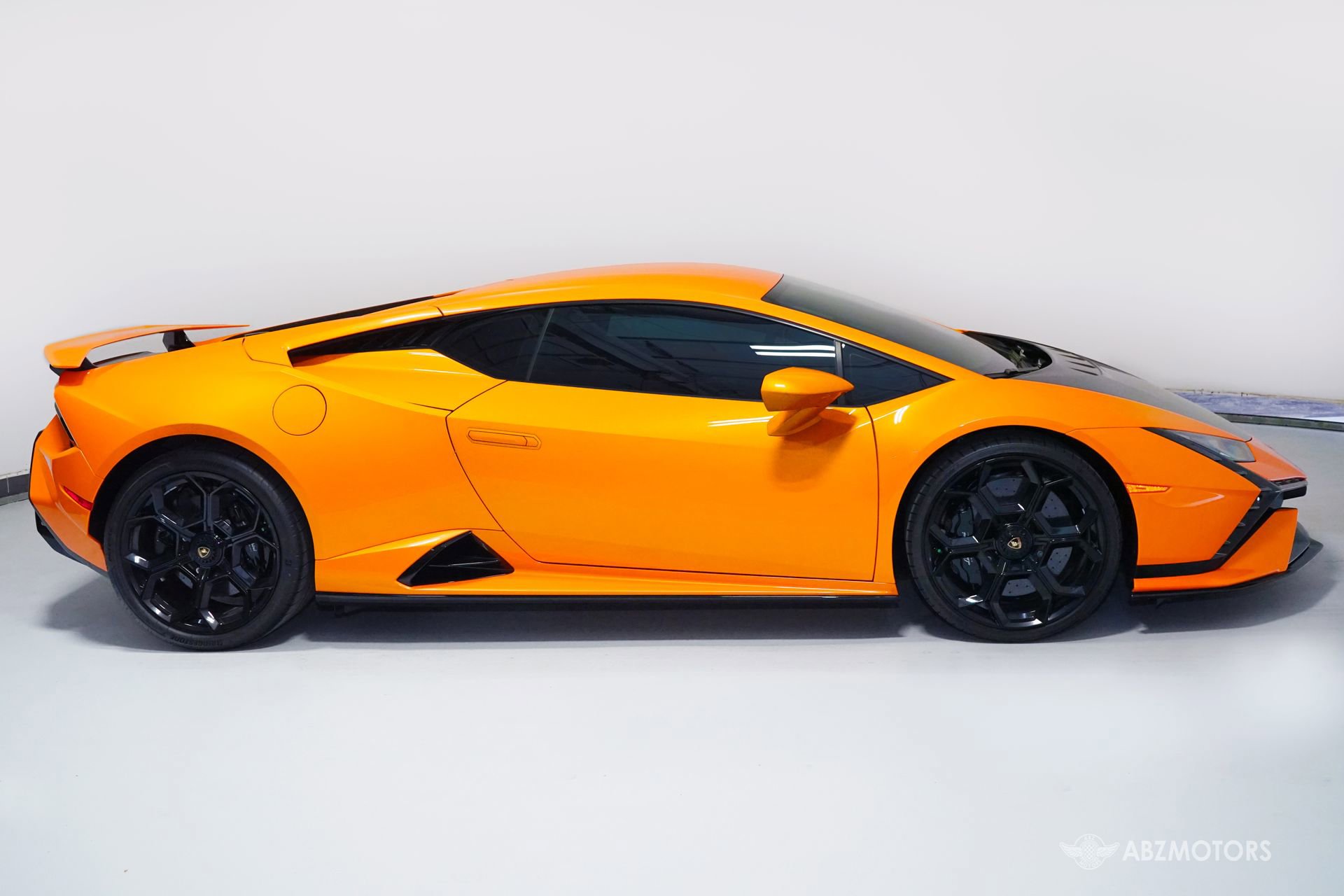 Used 2023 Lamborghini Huracan Tecnica image 3