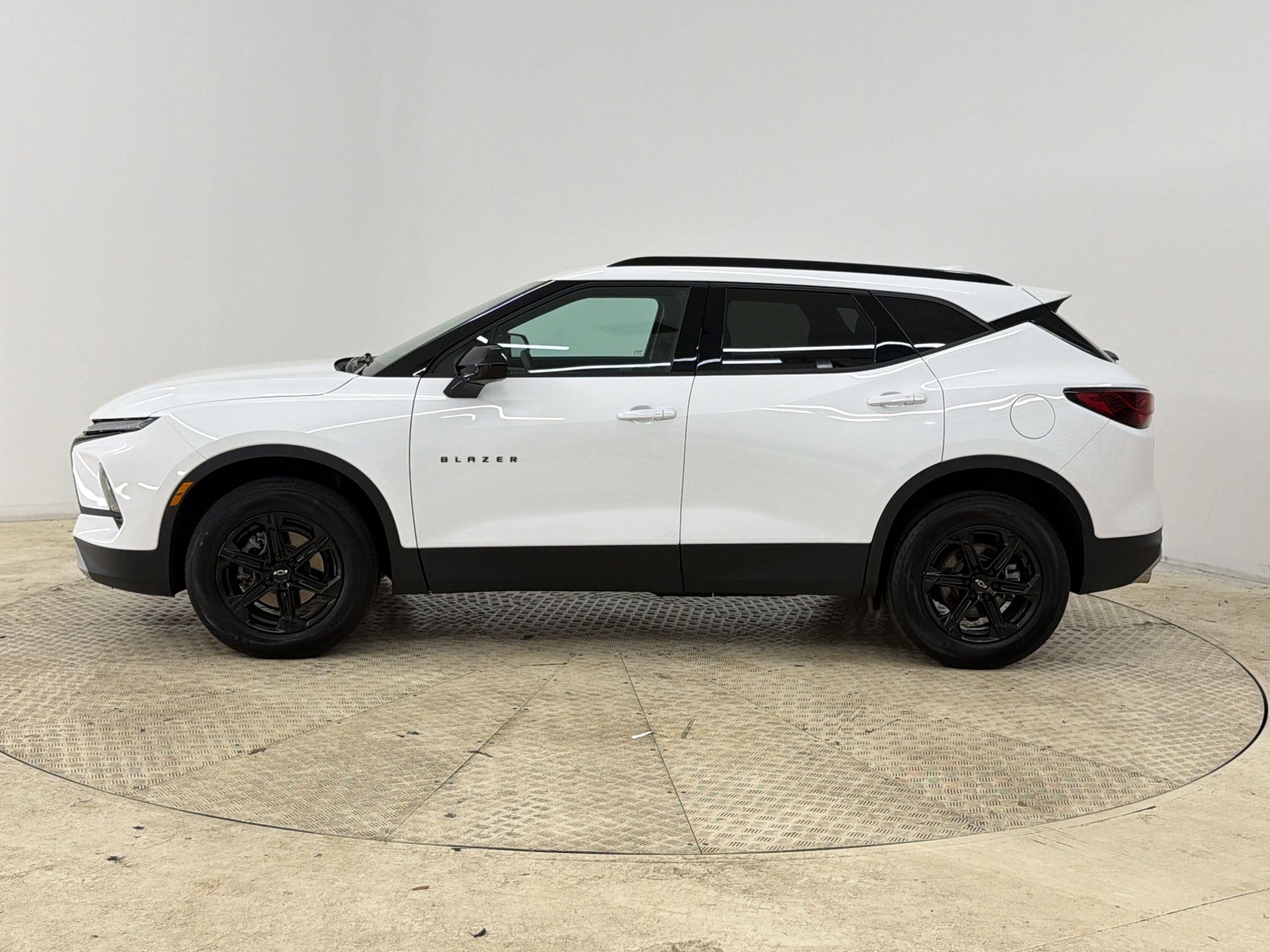 Used 2023 Chevrolet Blazer LT image 2