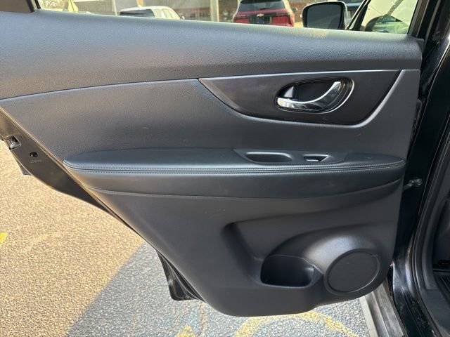 Used 2017 Nissan Rogue SV w/ SV Premium Package image 12