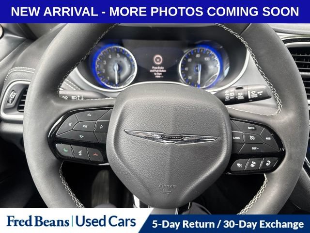 Used 2024 Chrysler Pacifica Touring FWD image 12