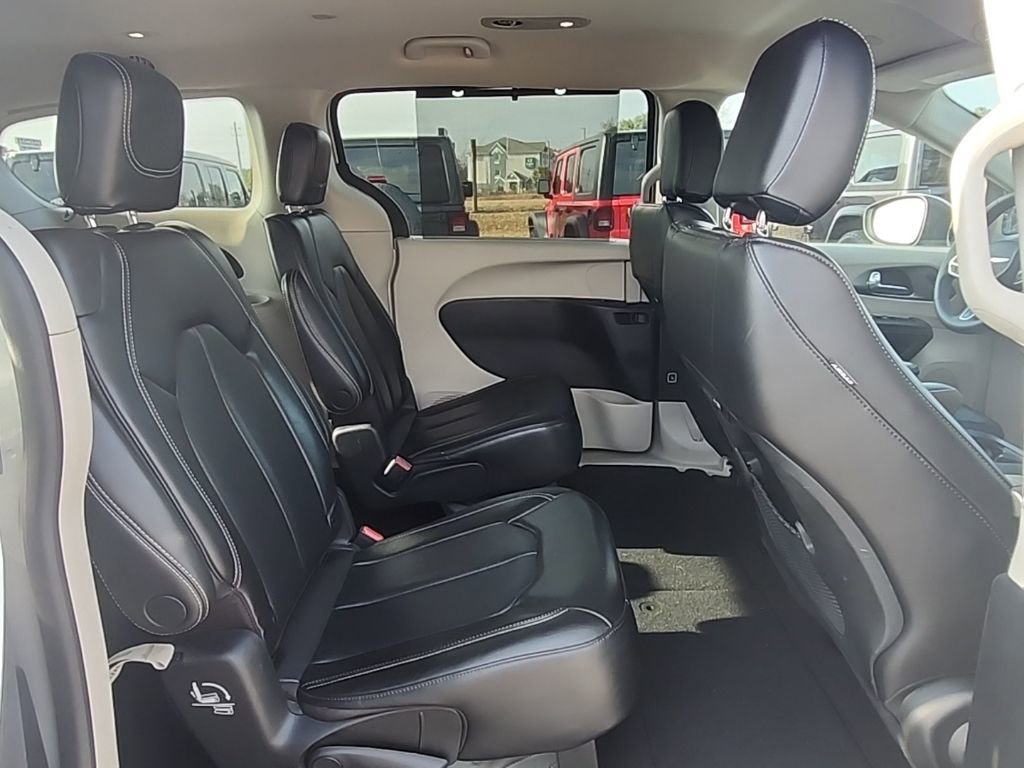 Certified 2023 Chrysler Pacifica Touring-L image 27