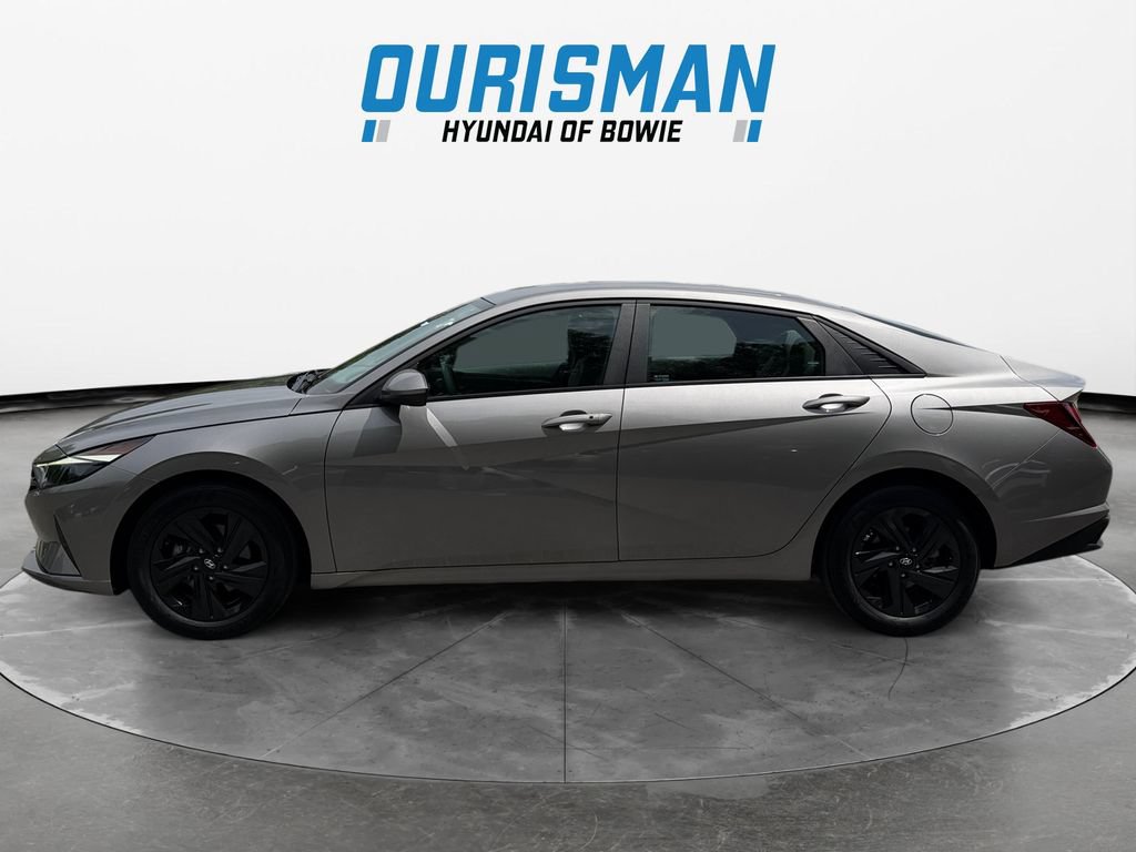 Used 2023 Hyundai Elantra SEL w/ Preferred Accessory Package FWD image 3