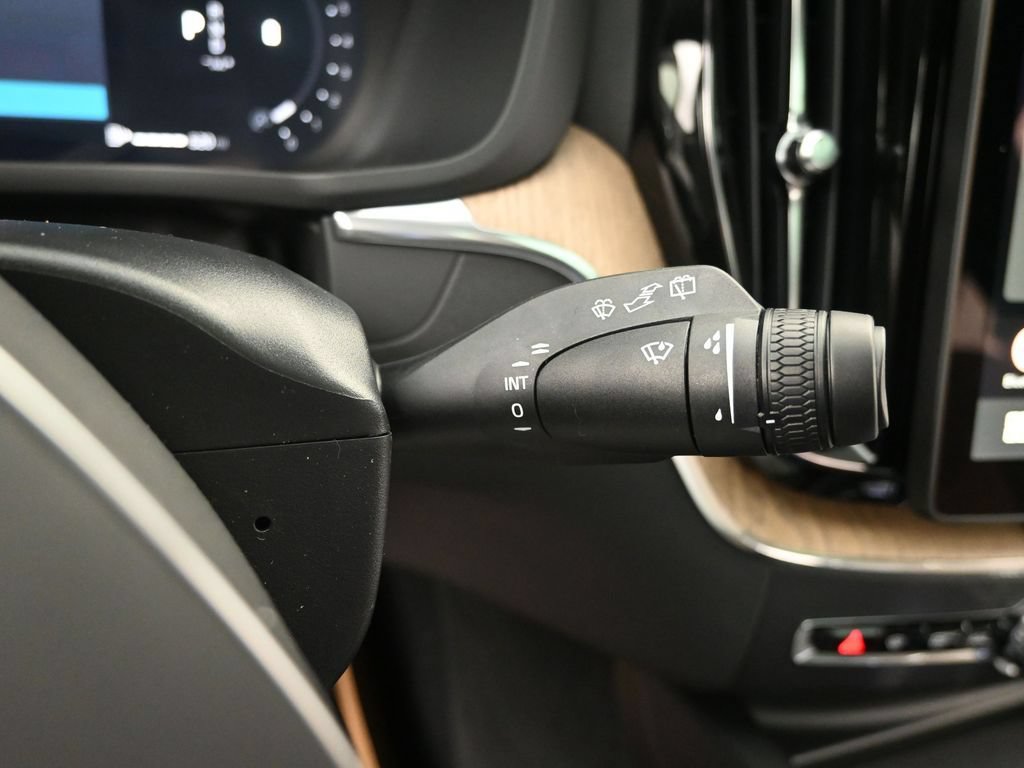 New 2026 Volvo XC60 B5 Plus w/ Protection Package Premier AWD/4WD image 18