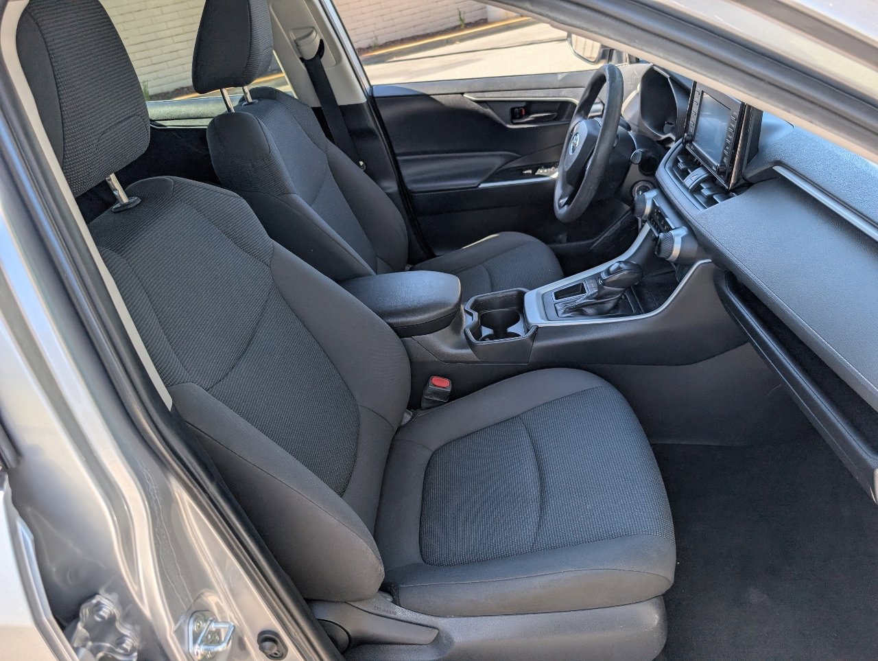 Used 2020 Toyota RAV4 LE image 8