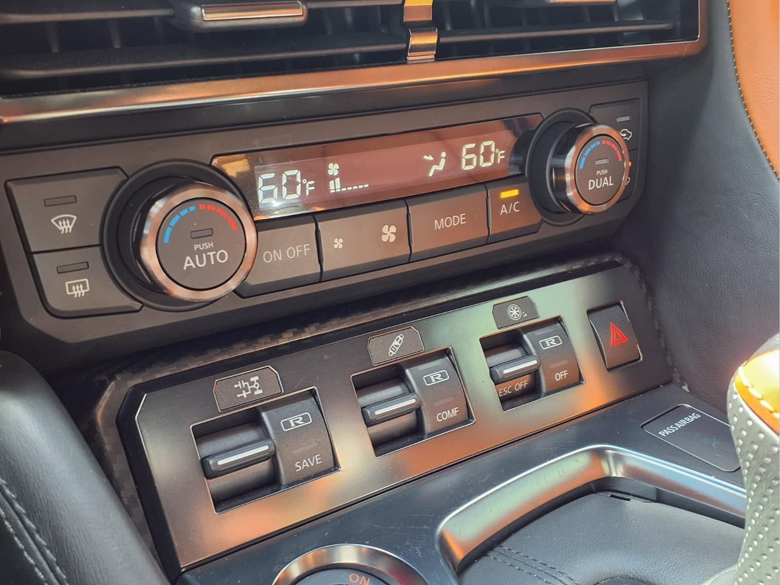 Used 2018 Nissan GT-R Premium w/ Premium Interior Package image 20