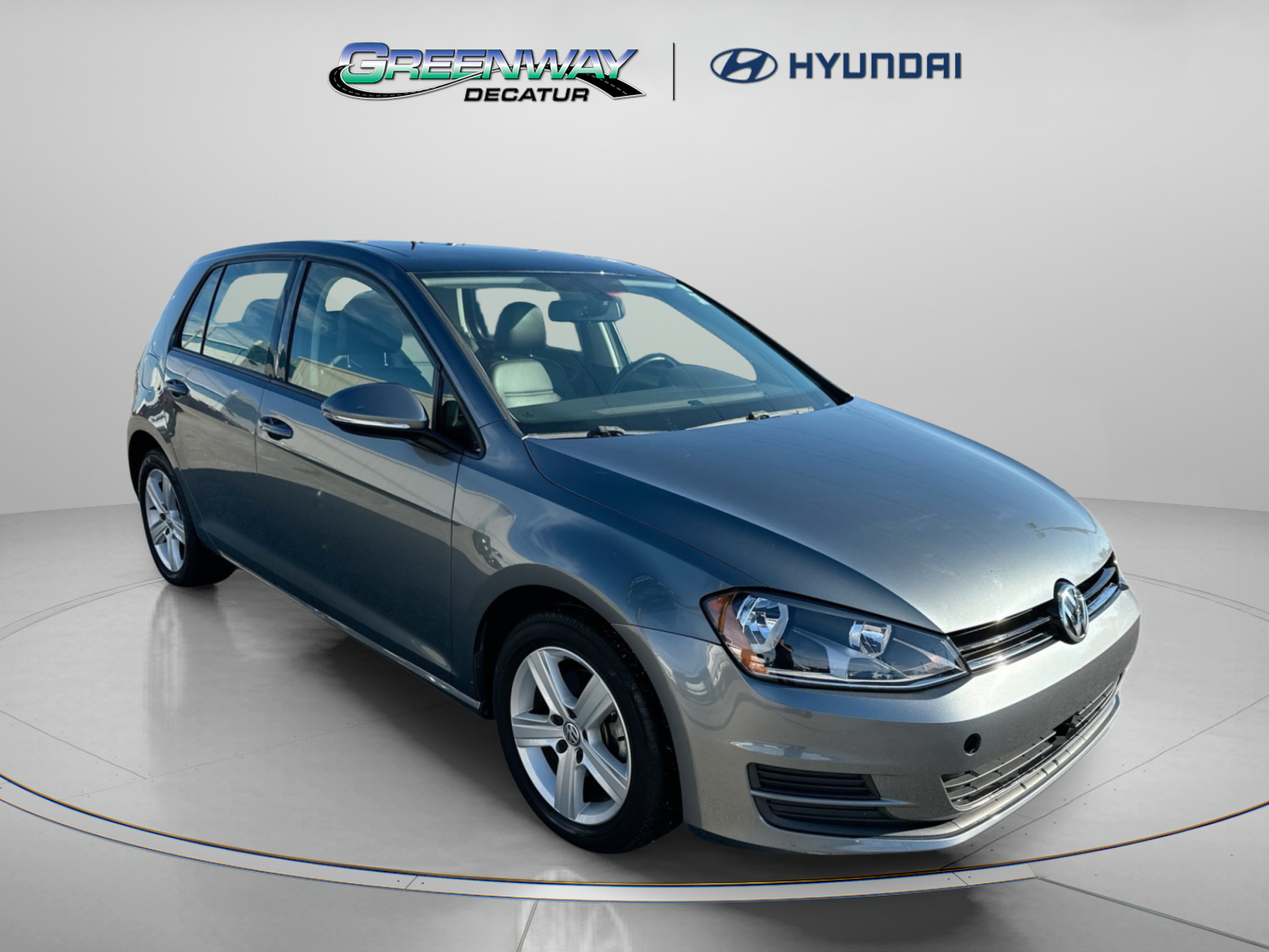 Used 2017 Volkswagen Golf 4-Door FWD image 2